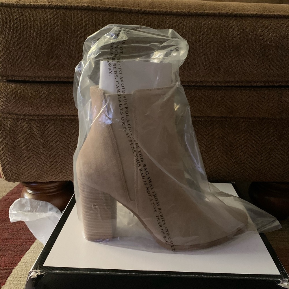 Nine West Watchme Size 7.5
Light Natural Suede